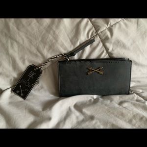 Twig wallet with arrows
